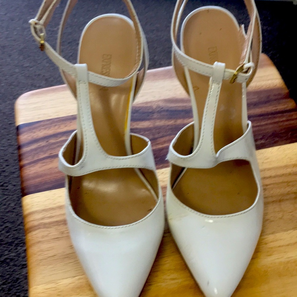 Expression white ladies pumps